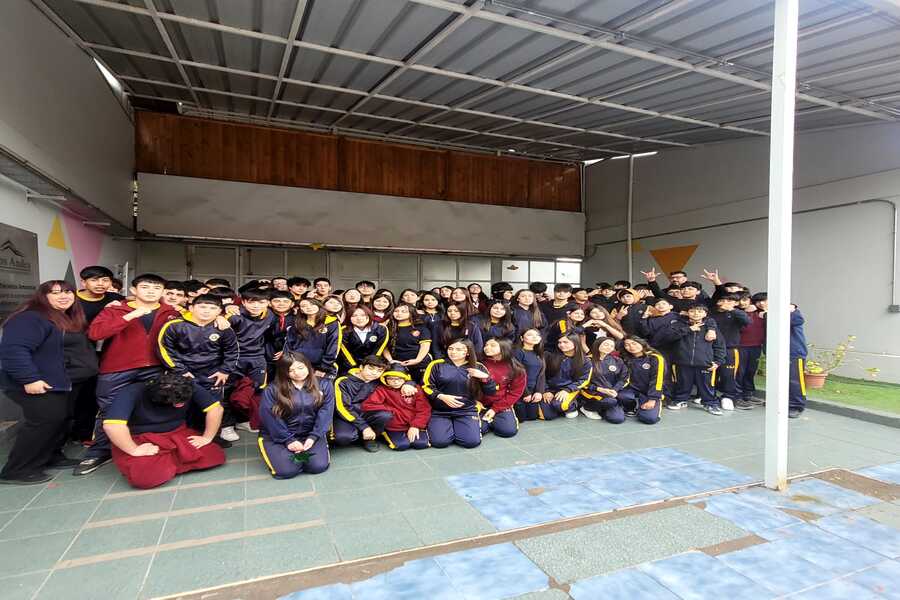 Estudiantes de Octavo visitan el Liceo Técnico Amancay en el marco de su orientación vocacional
